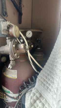 Praxair Gas Cylinder with Regulator