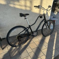 Momentum beach cruiser seven speed built-in cupholder 26 inch rims