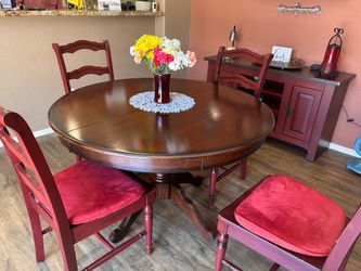 Dining room table & 4 chairs!