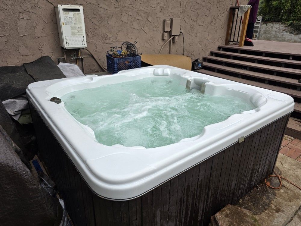 Hot Tub 80x80