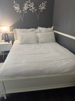 White wood queen bed frame