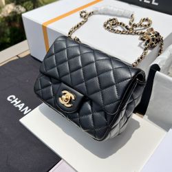 Lady's classic shoulder bag