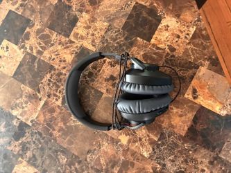 JBL headphones color black