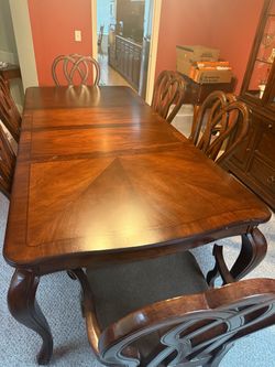 Former Traditional Dining Set