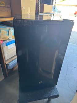 G.E. 4.4 cu.ft. Compressor Compact Refrigerator, Black