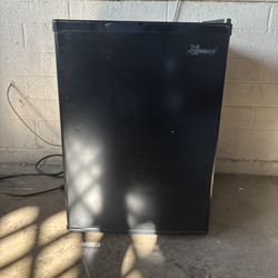 Mini fridge 