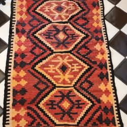 Wool Rug 40" x 70"
earthtones Wool Rug beautifully made 3'4" x 5ft 10"