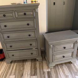 Like new Solid Wood Bedroom Set