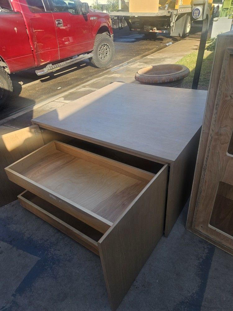 Large DISPLAY TABLE OR COFFE TABLE 30