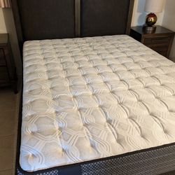 Bedroom Set - Queen size Bed with mattress  & headboard- 2 Dressers - 2 Night Stands mirror 