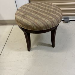 Small upholstered rotating stool 