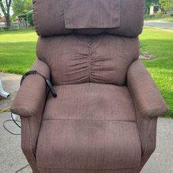 Like New Large Electronic Lift Chair Recliner