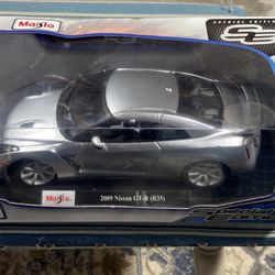  MAISTO SPECIAL EDITION SERIES 1:18 SCALE DIE CAST CAR SET - SILVER SPORTS COUPE 2009 NISSAN GT-R (R35) WITH DISPLAY BASE