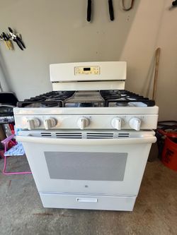GE 30” 5-Burner Gas Range w/ Center Griddle & Self-Clean Oven - White