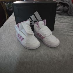 Girls Adidas.
Hoops mid 2.0 I