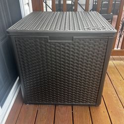 Suncast 60 gallon water resistant deck box