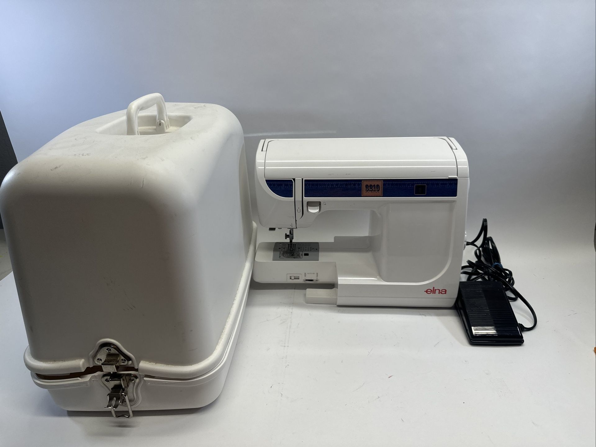 Elna 3210 Jeans Mechanical Sewing Machine Model 506TLE W/ Pedal & Carry Case