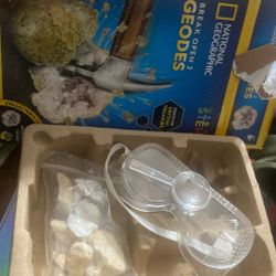 National Geographic Rock Set With Clear Glasses And Magnifying Glass 