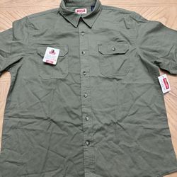 Wrangler Men's All Day Comfort short sleeve button-down shirt in green. Size Large 