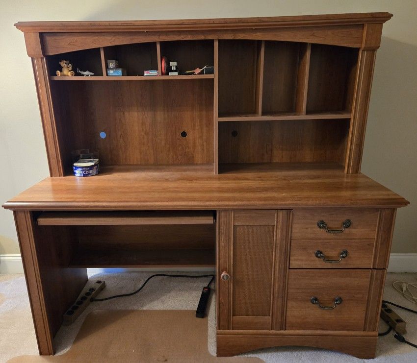 LARGE DESK 💥SOLD AS IS READ DESCRIPTION 💥 LOTS OF STORAGE 