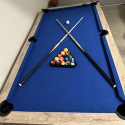 7.5 Ft pool Table Very Good Condition