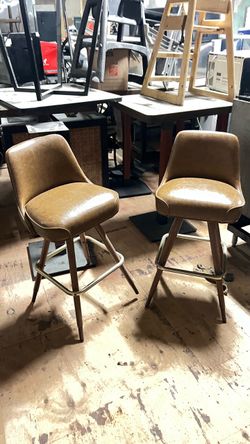Nice swivel barstools (3)