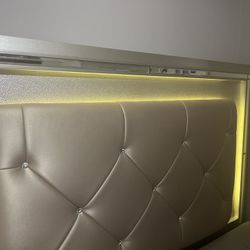 Queen Bed- Like New!