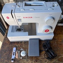 Singer Classic 44S Heavy Duty Sewing Machine