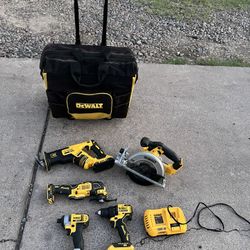 420$ For all Tools Dewalt 20volt with Bag 