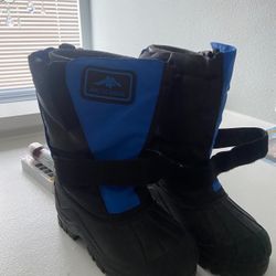 BOYS SNOW BOOTS SIZE 13M 