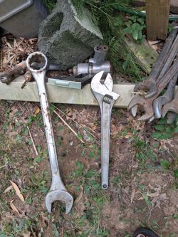 Large Combination Wrench and Adjustable Wrench Set