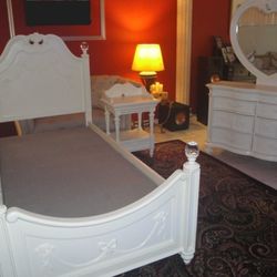 Disney Princess 5 PC bedroom set (trundle) in MINT CONDITION, LIKE NEW. Delivery available