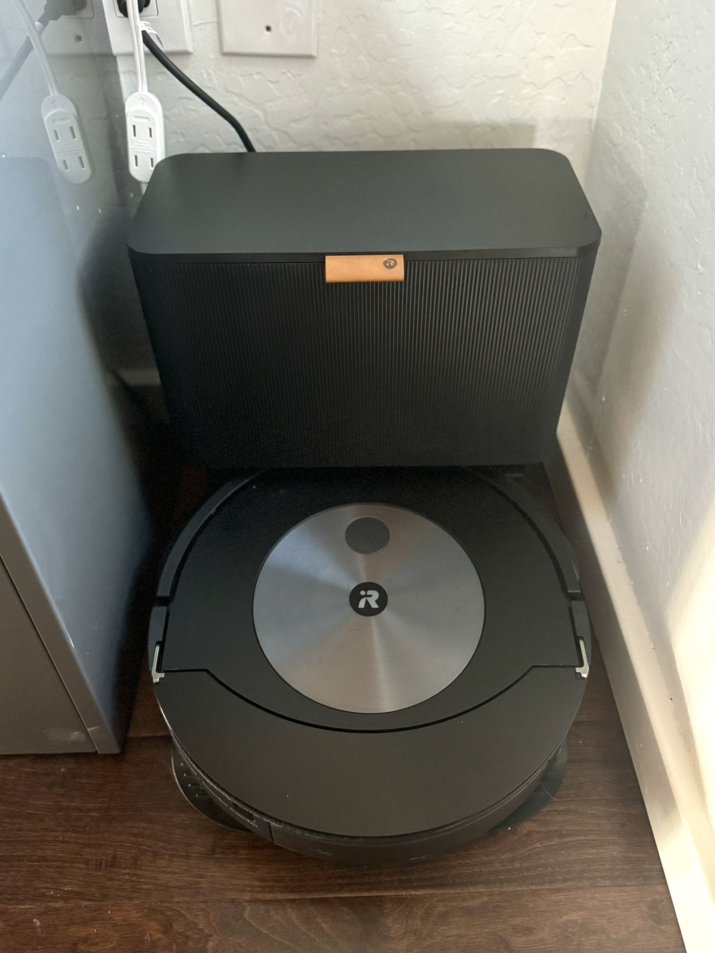 iRobot Roomba Combo j7+ Self-Emptying (Vacuum & Mop)