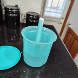 TUPPERWARE Round Pic A Deli 