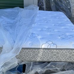 FLOOR MODEL KING SIZE SERTA MATTRESS ONLY 