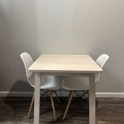 Apartment Friendly Table And Chairs 