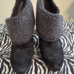 Nine West Vintage Size 8 Cozy Black and Gray Fold-Over Fuzzy Boots. gently used.