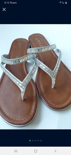 UNISA size 10 sandals silver and Rhinestones thong style flip flops