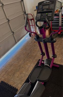 Life Fitness Elliptical – Commercial Grade – Excellent Condition