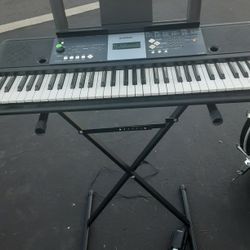 Yamaha 61 Key Keyboard with stand