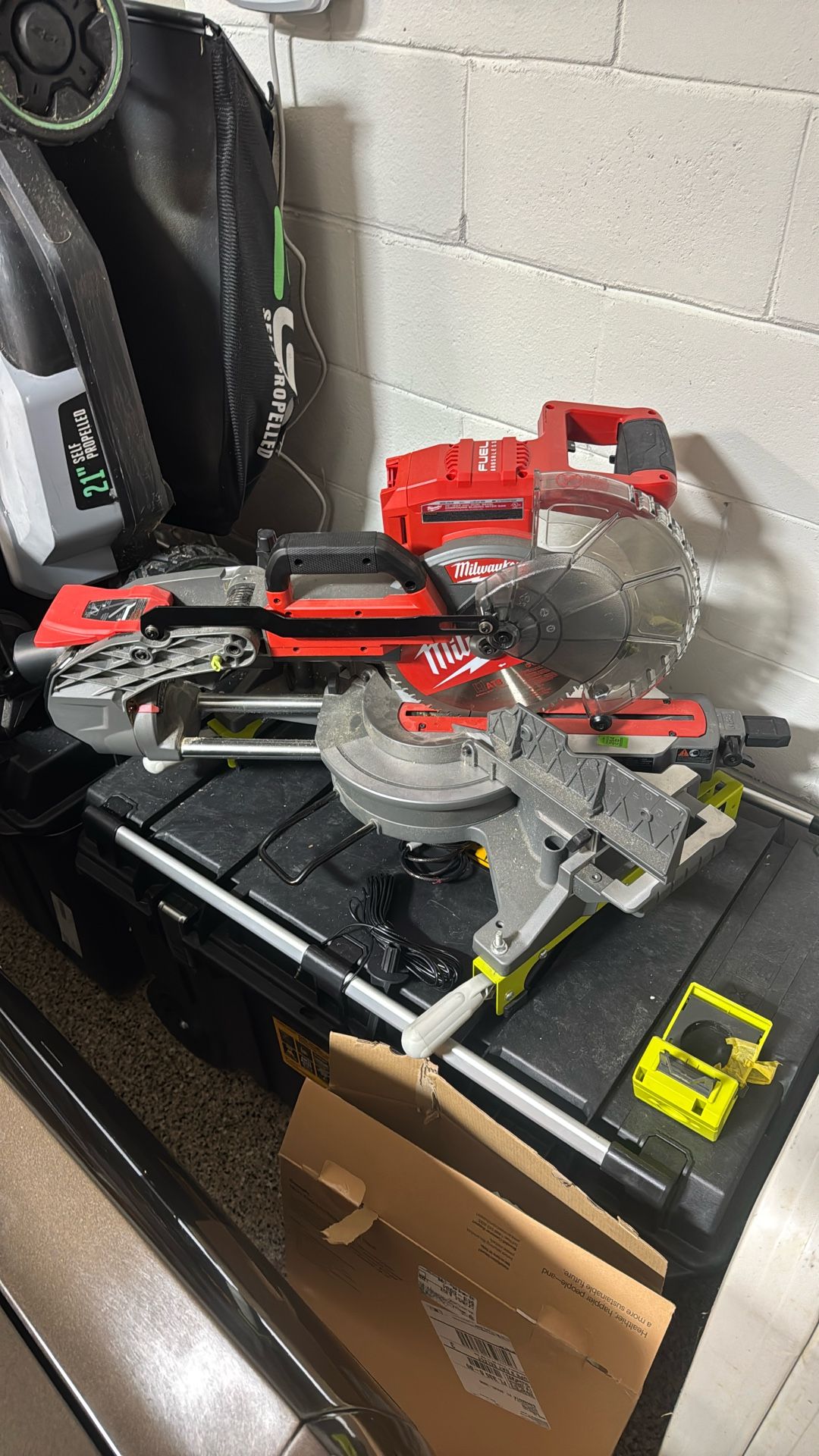 M18 FUEL™ Dual Bevel Sliding Compound Miter Saw