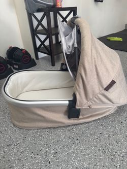 Uppa Baby Like new Bassinet ( Declan Oat)