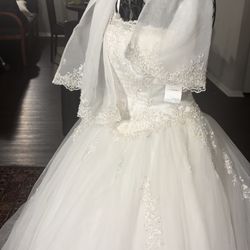 David’s Bridal Wedding Dress T8280 Size 4 White Beaded Lace Ball Gown