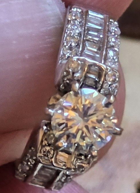 18K White Gold Diamond Engagement Ring