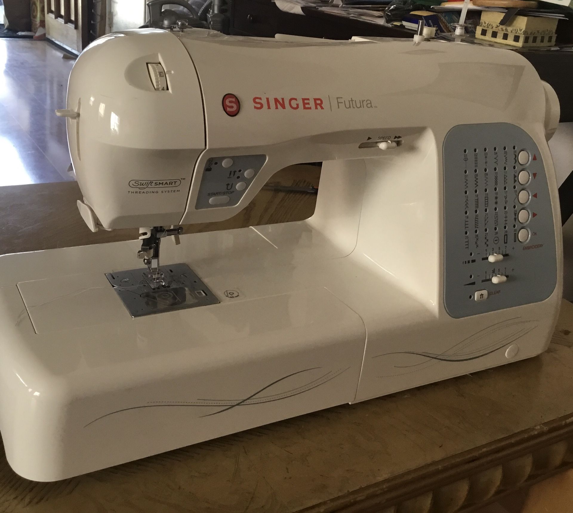 Singer Futura Xl Sewing/embroidery Machine