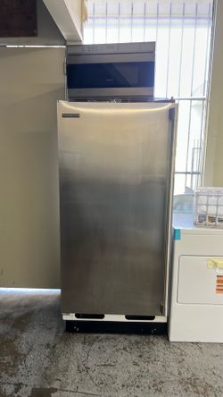 ELECTROLUX UPRIGHT FREEZER WITH INTERNAL ICE MAKER