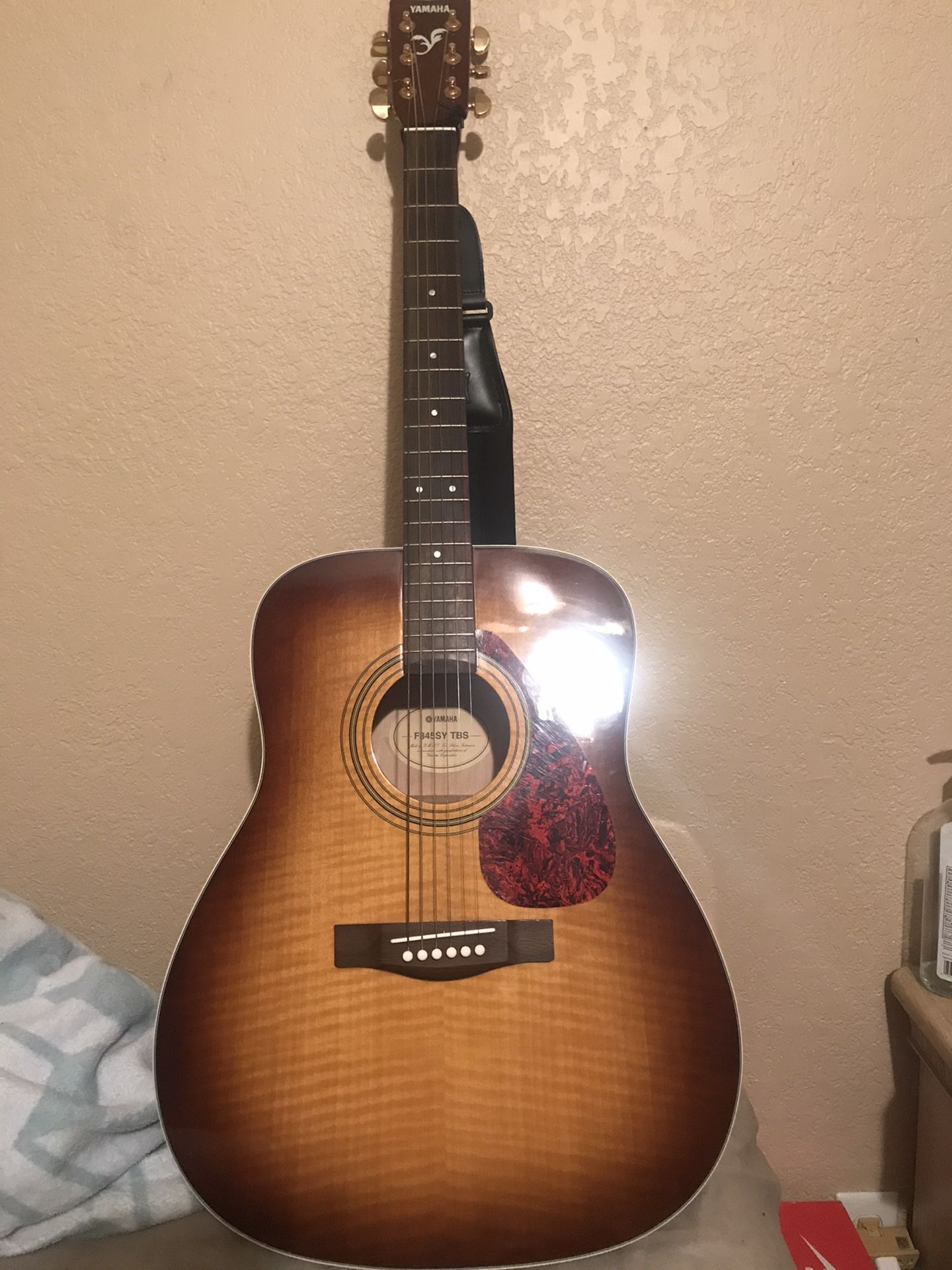 Yamaha Acoustic Guitar (Tobacco)