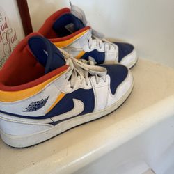 Air Jordan 1 Mid Size 6.5 Very Lightly Worn, Clean Condition