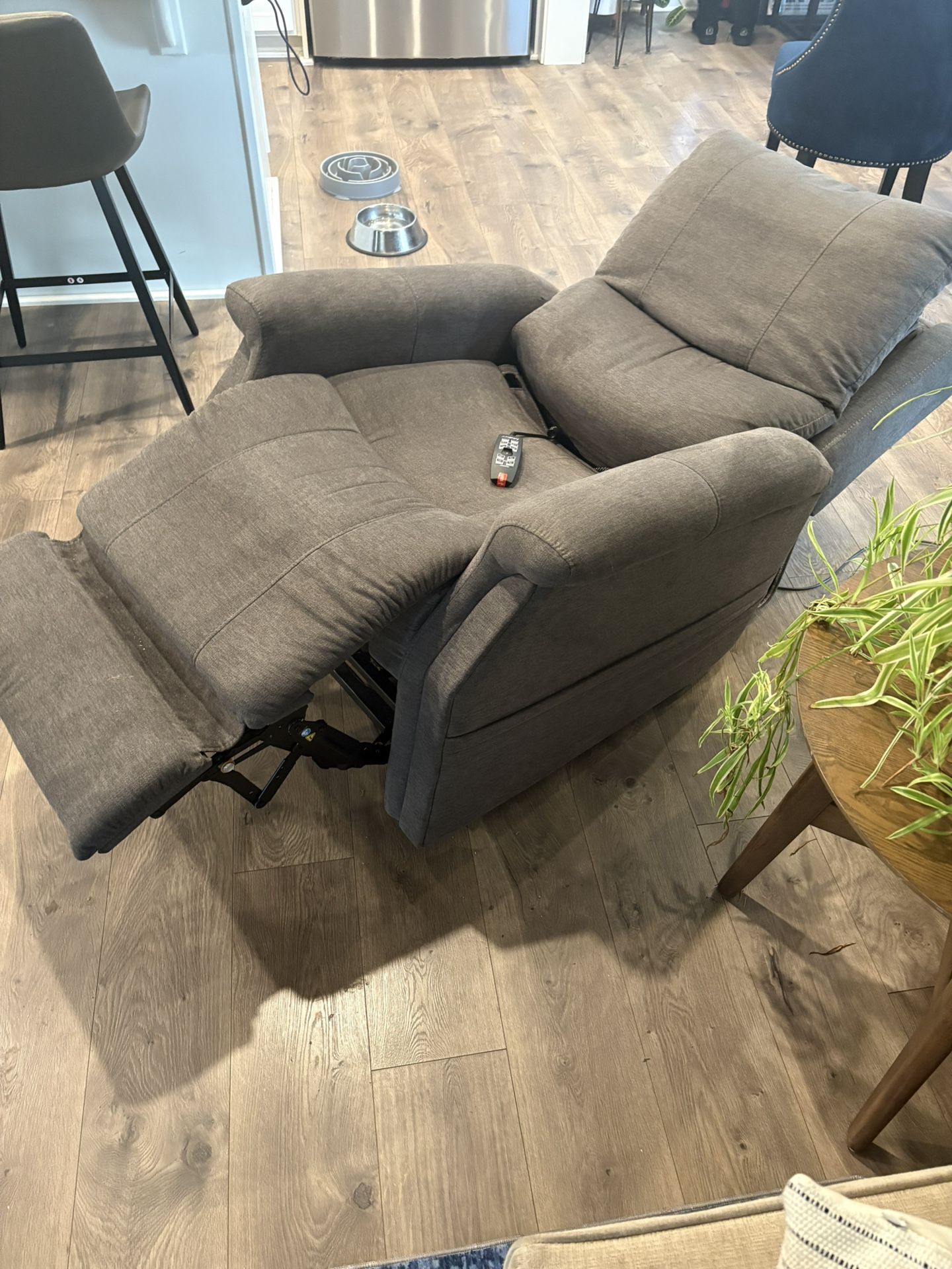 Like New! VivaLift! Metro Power Lift Recliner (6 Months Old)