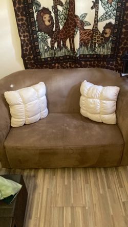 Love seat with pillows (clean)